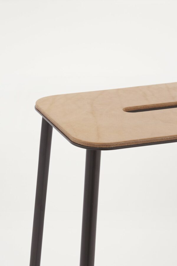 Tabouret Adam,Structure noire,Assise en cuir naturel,H.50cm