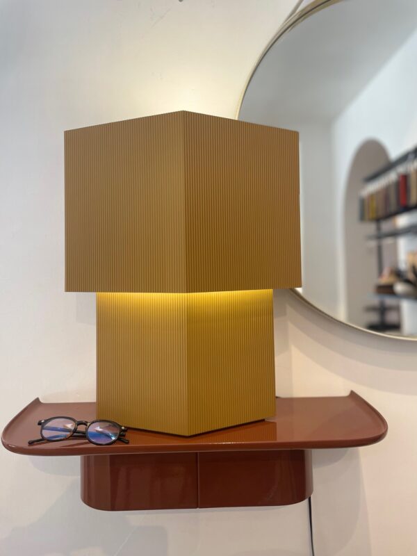Lampe de Table Romb 48, Cumin – Modèle d’exposition -50%