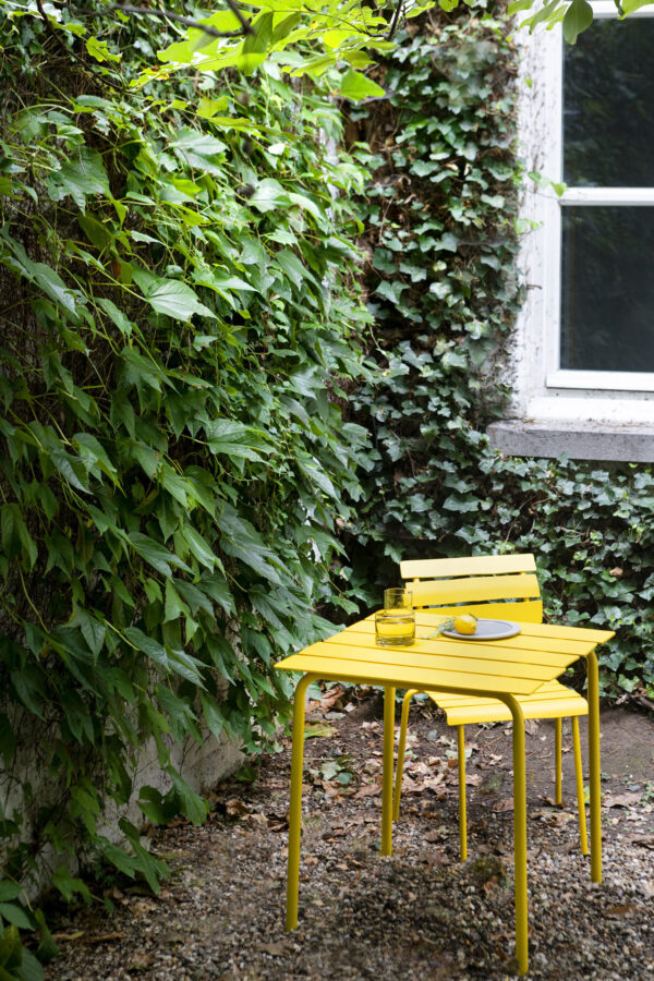 Table à manger outdoor ALIGNED L70 x P70 x H74 cm - Jaune