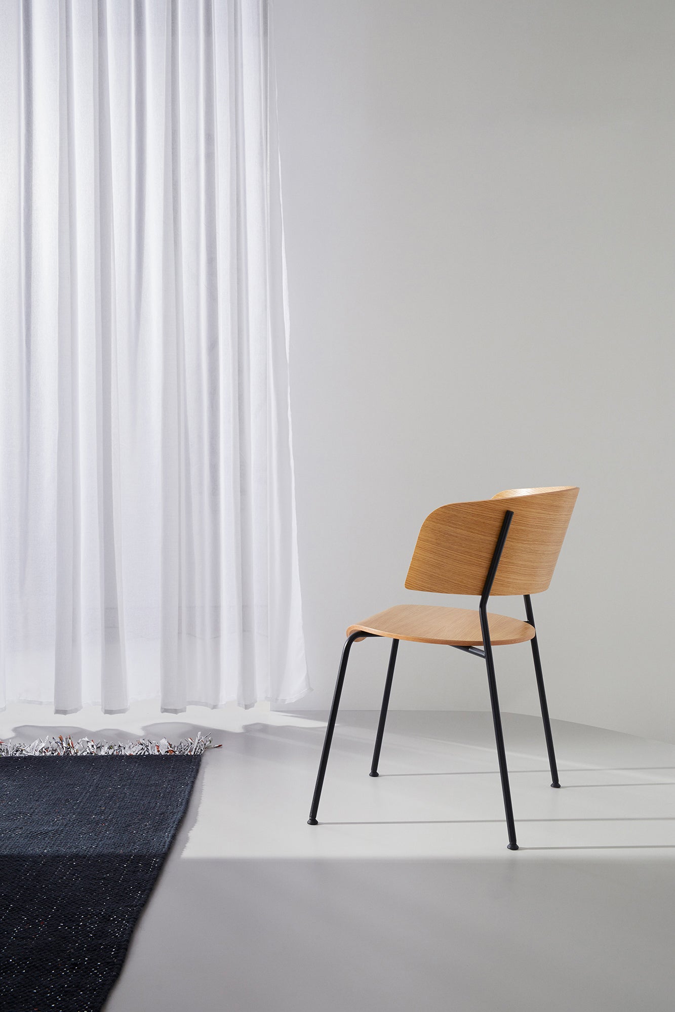 Chaise avec accoudoirs WAGNER, chêne laqué matt