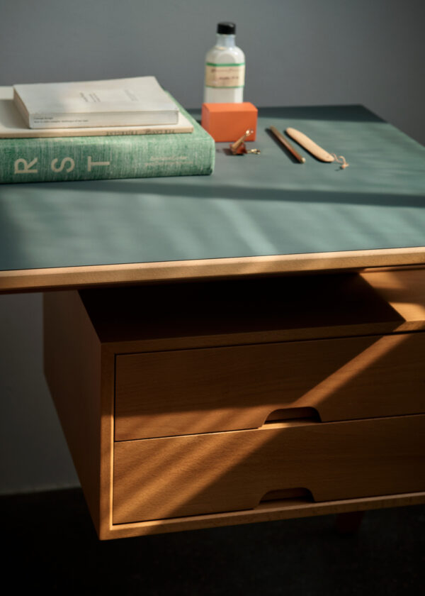 Bureau Daystak RD3, 2 Tiroirs, Hêtre naturel et Fénix couleur verte