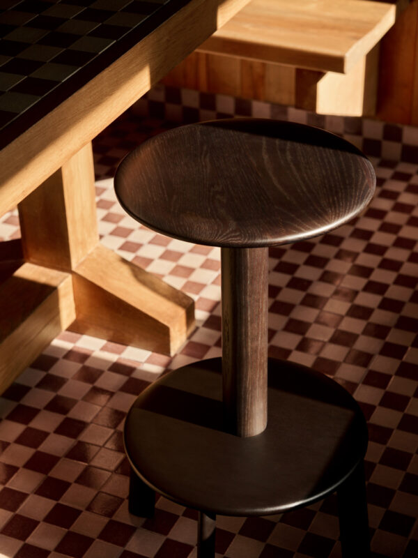 Tabouret Massif  AV39, Chêne foncé, H.65 cm
