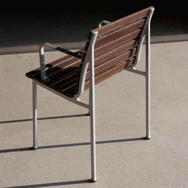 Traverse - Chaise à accoudoirs