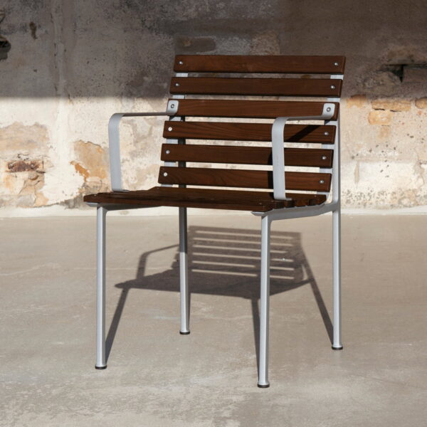 Traverse - Chaise à accoudoirs