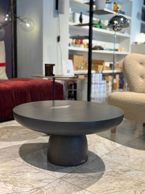 Table basse Olo, Frêne massif teinté moka, D.70xH.33cm – Modèle d’exposition -40%
